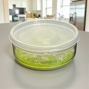 Pampered Chef Strain and Pour Manual Lemon Citrus Juicer White with Clear Base